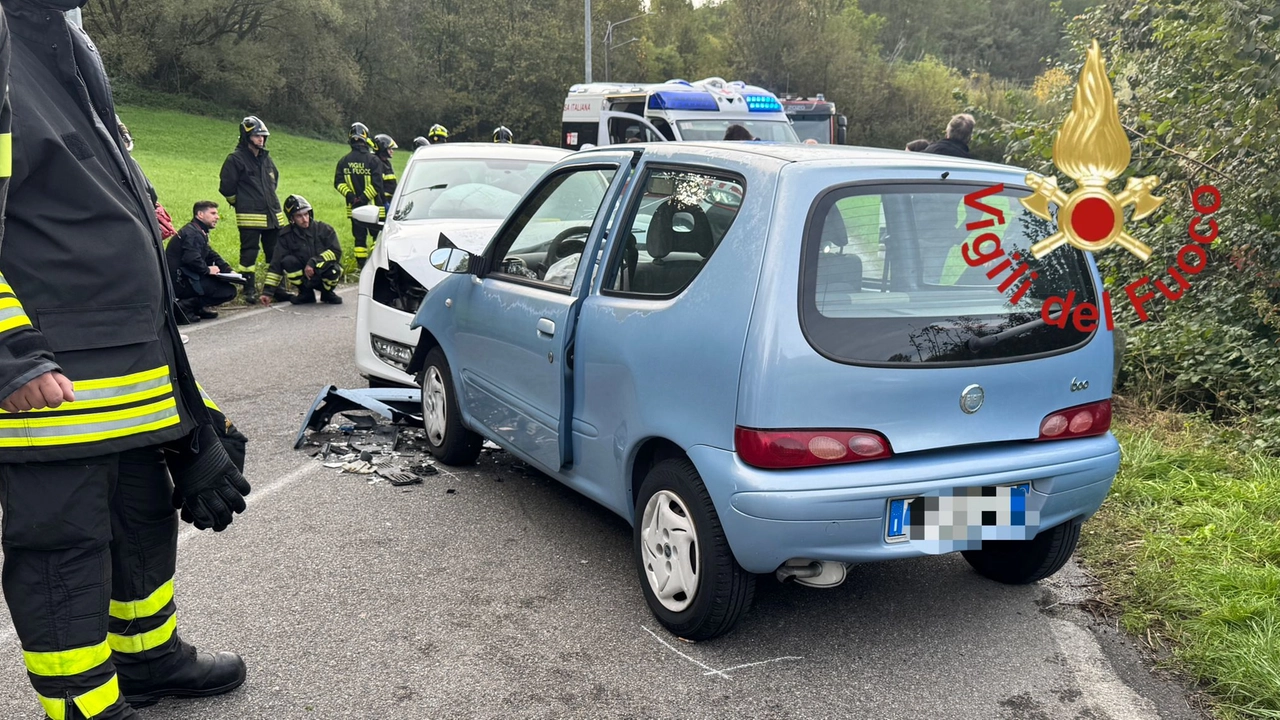 Le due auto distrutte dopo lo schianto frontale avvenuto questa mattina sulla provinciale