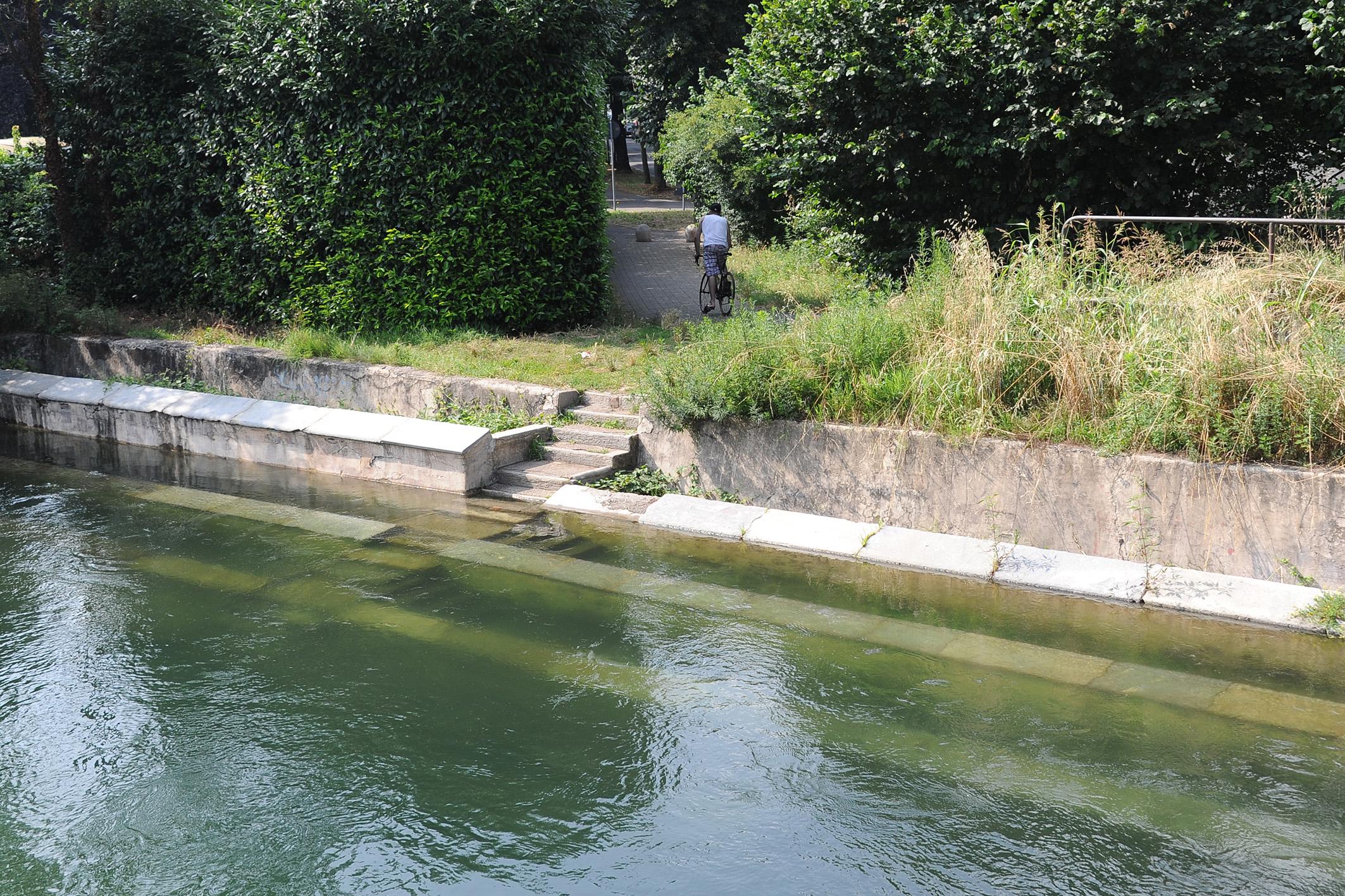 Parabiago, precipita nel canale Villoresi davanti alla moglie: un passante marocchino si getta in acqua e lo salva Parabiago, precipita nel canale Villoresi davanti alla moglie: un passante marocchino si getta in acqua e lo salva