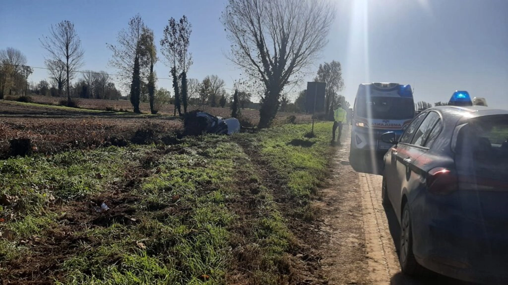La vettura di Maria Ragaglia al termine della sua corsa contro l’albero La vettura di Maria Ragaglia al termine della sua corsa contro l’albero