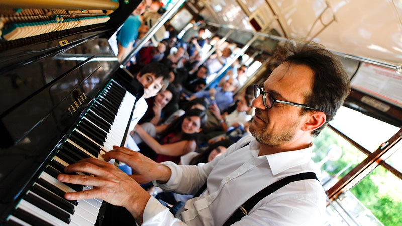 Piano City 2025, dal 23 al 25 maggio concerti gratuiti in 130 luoghi di Milano. E torna la maratona notturna