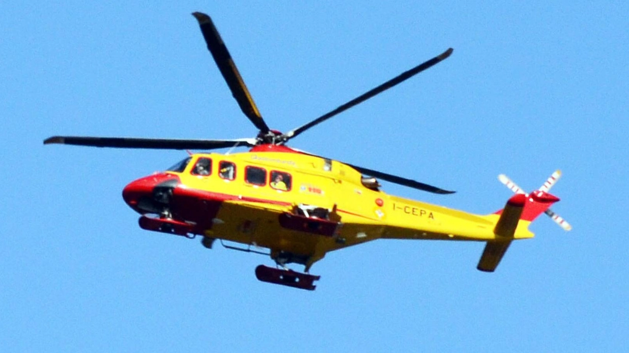Sul luogo dell’incidente oltre all'ambulanza e all'auto medica anche l'elicottero (foto archivio) Sul luogo dell’incidente oltre all'ambulanza e all'auto medica anche l'elicottero (foto archivio)