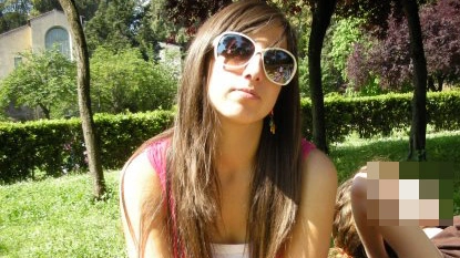Giulia Minola morì a 20 anni il 24 luglio 2010 al raduno di musica techno Giulia Minola morì a 20 anni il 24 luglio 2010 al raduno di musica techno