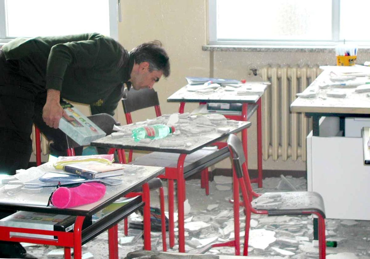 Scuole in Lombardia, 9 crolli in un anno: metà sono senza agibilità o prevenzione incendi Scuole in Lombardia, 9 crolli in un anno: metà sono senza agibilità o prevenzione incendi