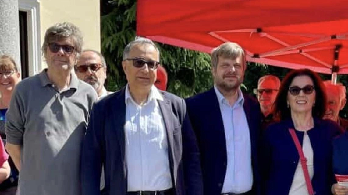 I Dem hanno scelto volutamente di collocare la mobilitazione davanti al nosocomio di Sondrio Nella provincia un malato ogni nove rinuncia alle terapie per i tempi troppo lunghi I Dem hanno scelto volutamente di collocare la mobilitazione davanti al nosocomio di Sondrio Nella provincia un malato ogni nove rinuncia alle terapie per i tempi troppo lunghi