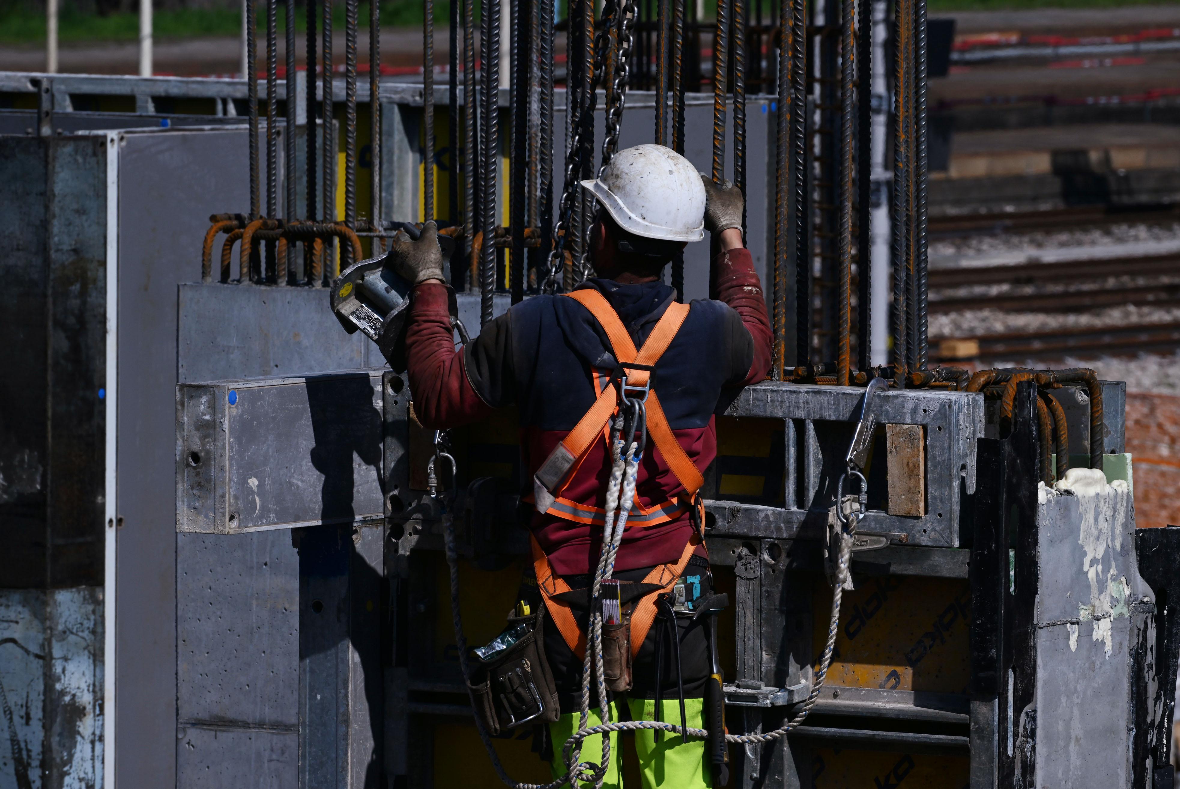 il crollo del braccio di una gru in un cantiere ad albiate rinviato a giudizio il noleggiatore un anno al responsabile della manutenzione