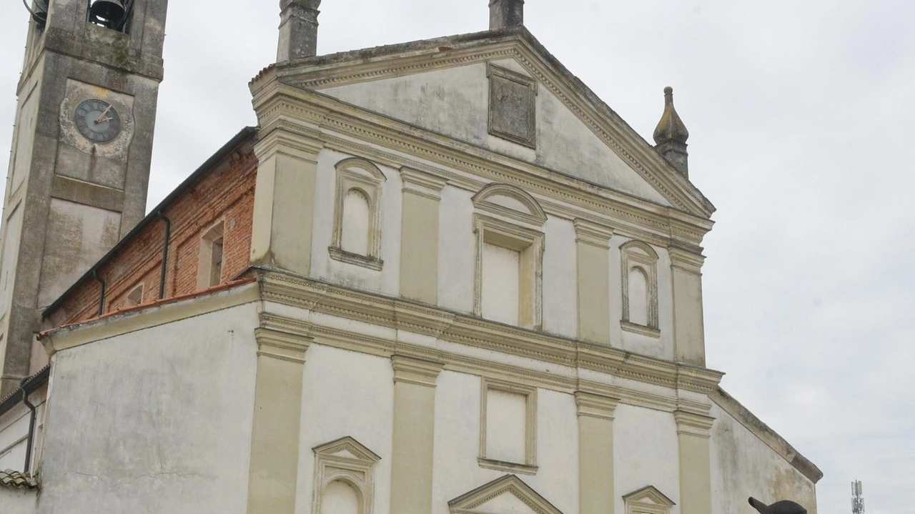 Doppia incursione sia nella casa parrocchiale che nella chiesa di San Bartolomeo apostolo a Vellezzo Bellini, per un bottino che... Doppia incursione sia nella casa parrocchiale che nella chiesa di San Bartolomeo apostolo a Vellezzo Bellini, per un bottino che...