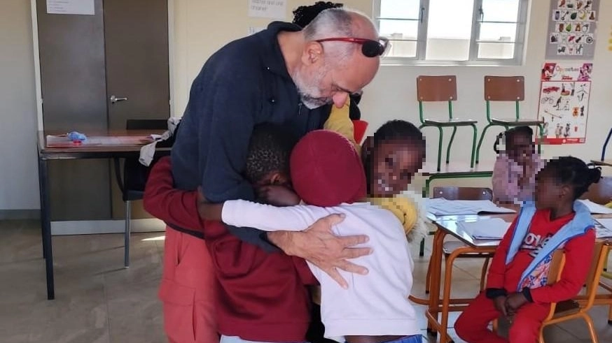 Carlo Motta, 63 anni, abbraccia i bambini del Villaggio di Happydu in Namibia Carlo Motta, 63 anni, abbraccia i bambini del Villaggio di Happydu in Namibia