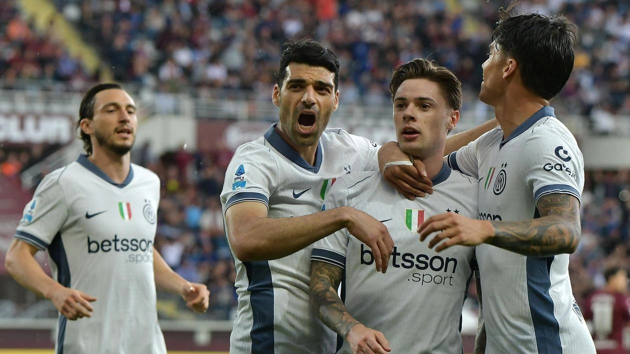 Darmian, Taremi e Correa si congratulano con Zalewski dopo il gol al Torino