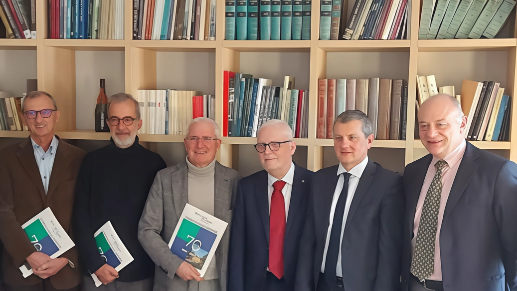 I vertici della Banca di credito cooperativo di Triuggio con il volume celebrativo dei 70 anni di fondazione I vertici della Banca di credito cooperativo di Triuggio con il volume celebrativo dei 70 anni di fondazione