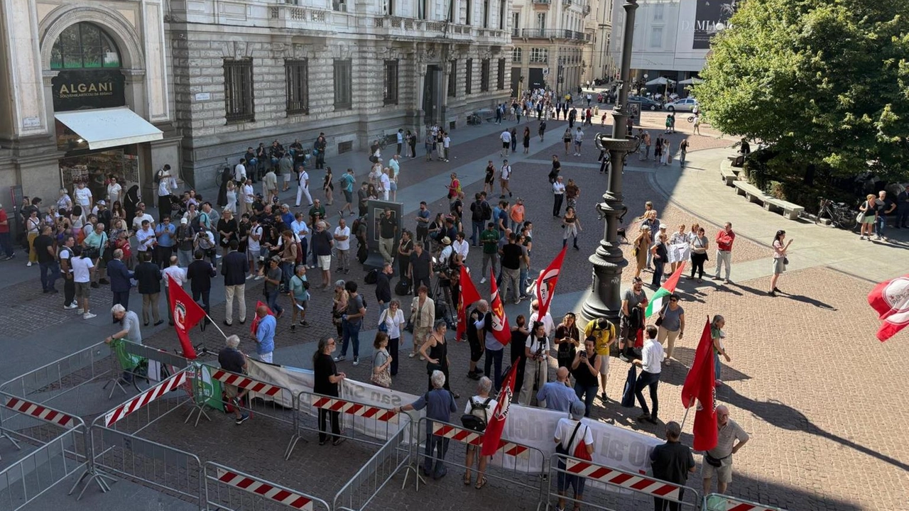 Fila di cittadini per assistere al Consiglio comunale