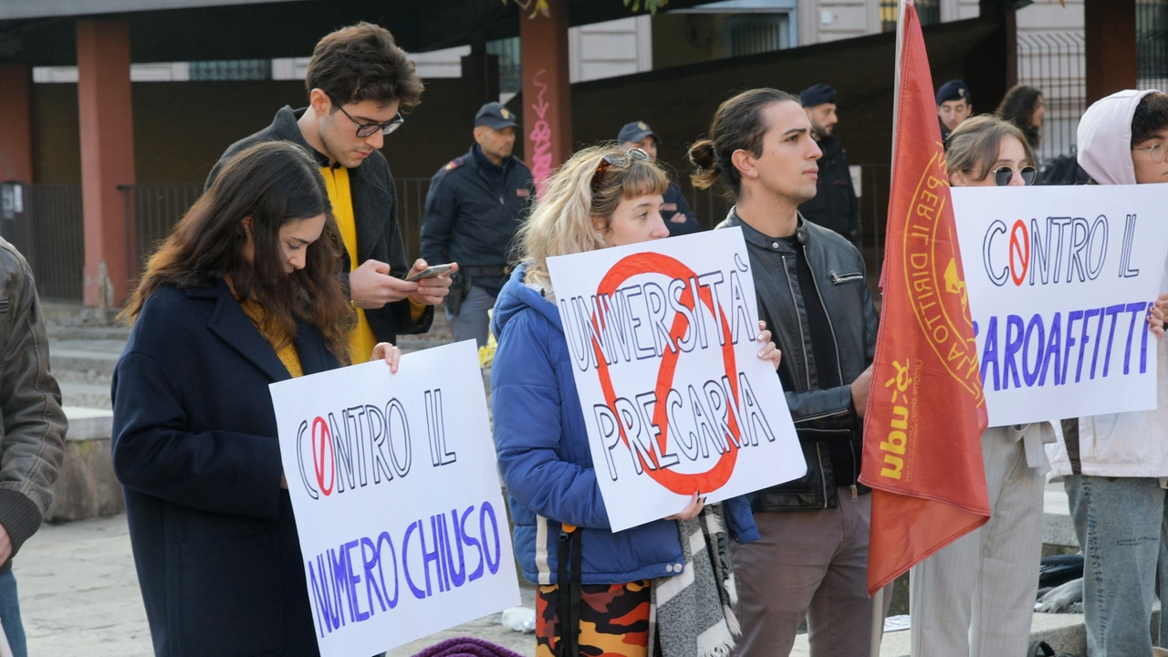 Gli studenti hanno protestato contro il taglio di 178 milioni al fondo di finanziamento ordinario deciso dal governo Gli studenti hanno protestato contro il taglio di 178 milioni al fondo di finanziamento ordinario deciso dal governo