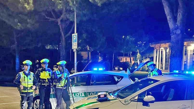 Le operazioni si sono concentrate principalmente sulla prevenzione della guida in stato di ebbrezza. Sopra, gli uomini della Polizia locale Le operazioni si sono concentrate principalmente sulla prevenzione della guida in stato di ebbrezza. Sopra, gli uomini della Polizia locale