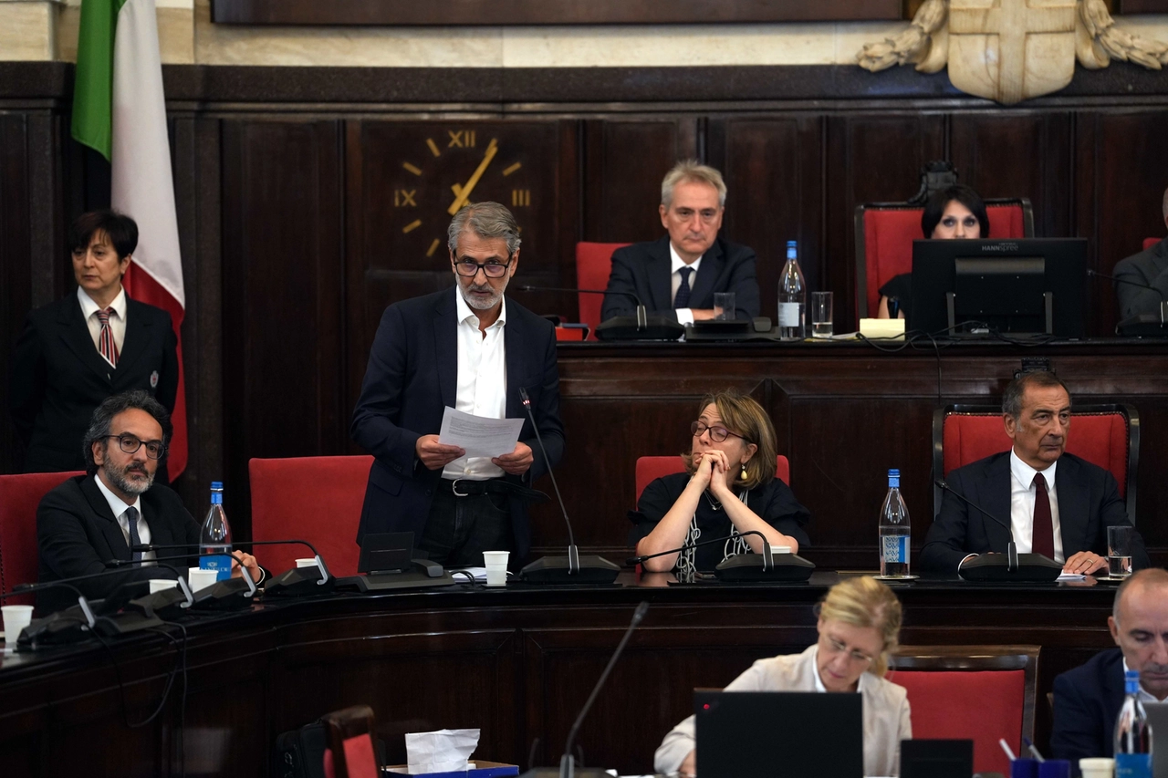 L'assessore dimissionario Giancarlo Tancredi e il sindaco Sala durante il dibattito in Consiglio comunale