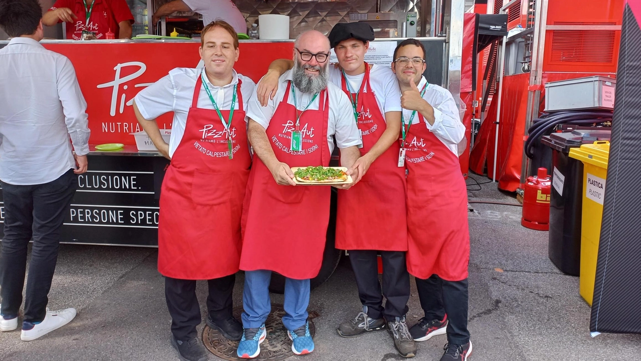 Il Food Truck di PizzAut nel paddock della Formula 1 durante il Gp d’Italia a Monza