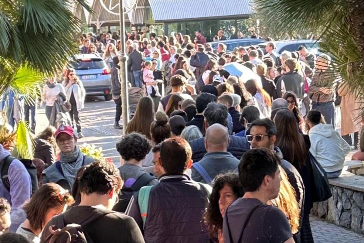 I turisti in coda a Varenna per salire sui battelli (foto Cardini)