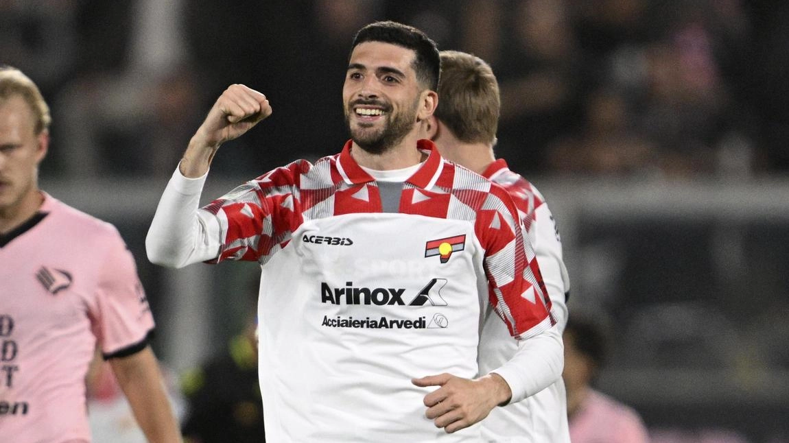 Mattia Valoti esulta dopo aver realizzato il gol del momentaneo 2-2 della Cremonese Mattia Valoti esulta dopo aver realizzato il gol del momentaneo 2-2 della Cremonese
