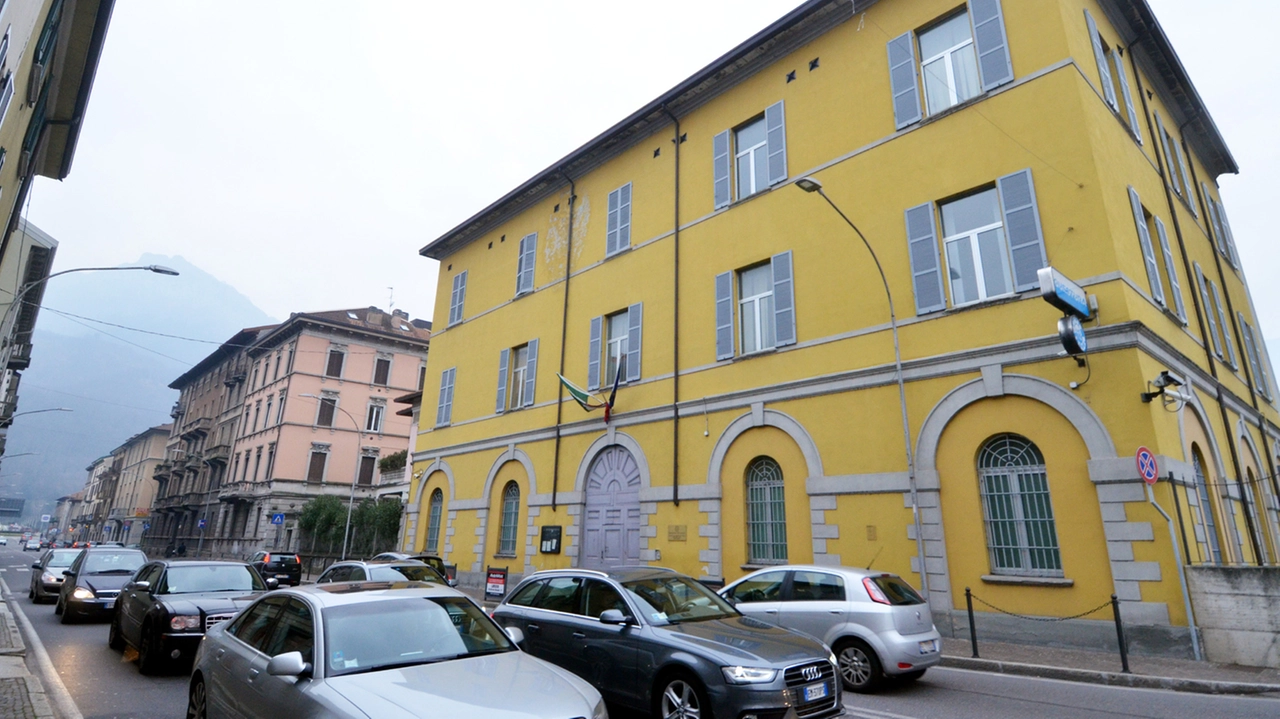 Lecco, mazzette al poliziotto per i permessi di soggiorno: indagato il titolare dall’agenzia che gestiva le pratiche