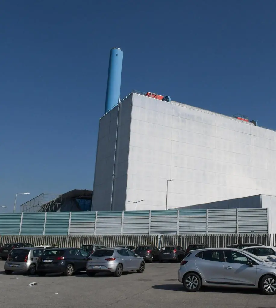 Operaio cade da cinque metri. Ferito 35enne