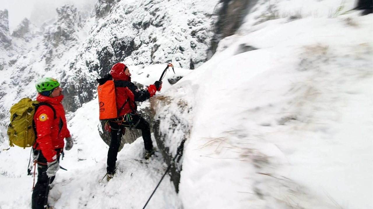 Il vento che ha accumulato la neve sulla cresta e la visibilità scarsa all’origine della tragedia di Cristian e Paolo Il vento che ha accumulato la neve sulla cresta e la visibilità scarsa all’origine della tragedia di Cristian e Paolo