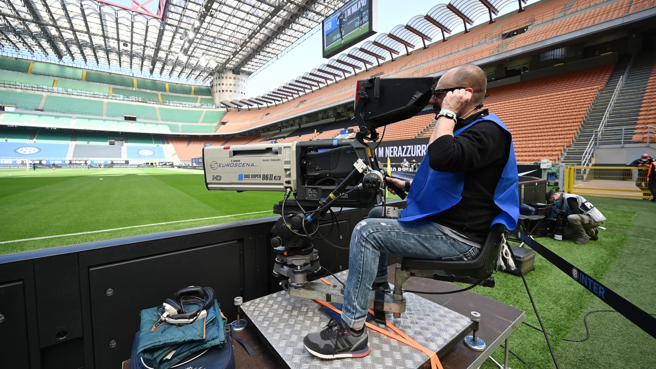 telecamera riprese televisive diritti TV delle partite del campionato di calcio Serie A TIM Inter vs Hellas Verona Campionato Serie A TIM - 33a giornata Milano 25-04-2021 Stadio Giuseppe Meazza - San Siro foto Roberto Garavaglia/ag. Aldo Liverani sas telecamera riprese televisive diritti TV delle partite del campionato di calcio Serie A TIM Inter vs Hellas Verona Campionato Serie A TIM - 33a giornata Milano 25-04-2021 Stadio Giuseppe Meazza - San Siro foto Roberto Garavaglia/ag. Aldo Liverani sas