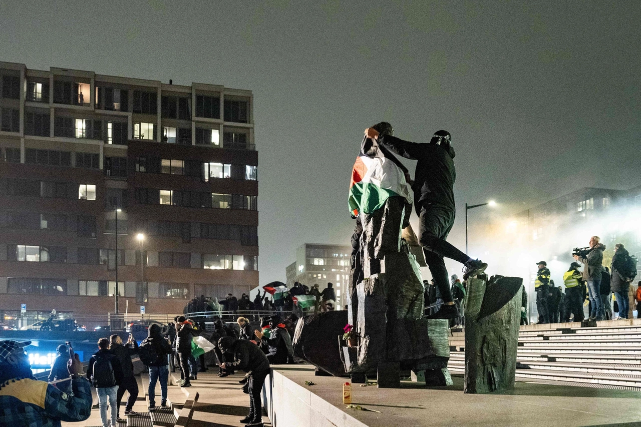Manifestazioni pro Palestina ad Amsterdam il giorno di Ajax-Maccabi