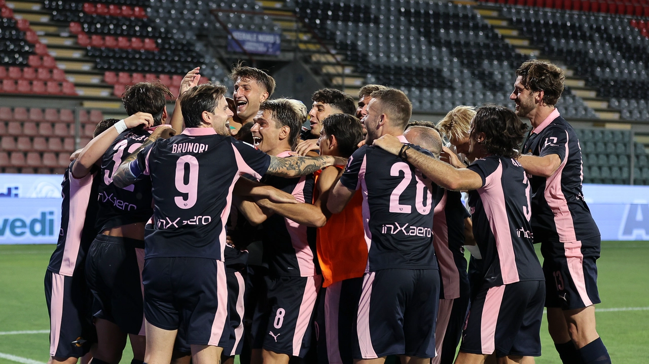Il Palermo festeggia la vittoria allo Zini nel primo turno di Coppa Italia