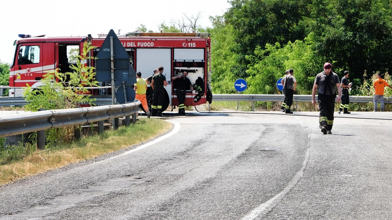Binasco, la perdita si è verificata in un cantiere stradale e ha invaso tutta l’area circostante. Strada off limits fino alla Sp30 almeno fino ad oggi, probabili interruzioni della fornitura nella zona. Binasco, la perdita si è verificata in un cantiere stradale e ha invaso tutta l’area circostante. Strada off limits fino alla Sp30 almeno fino ad oggi, probabili interruzioni della fornitura nella zona.