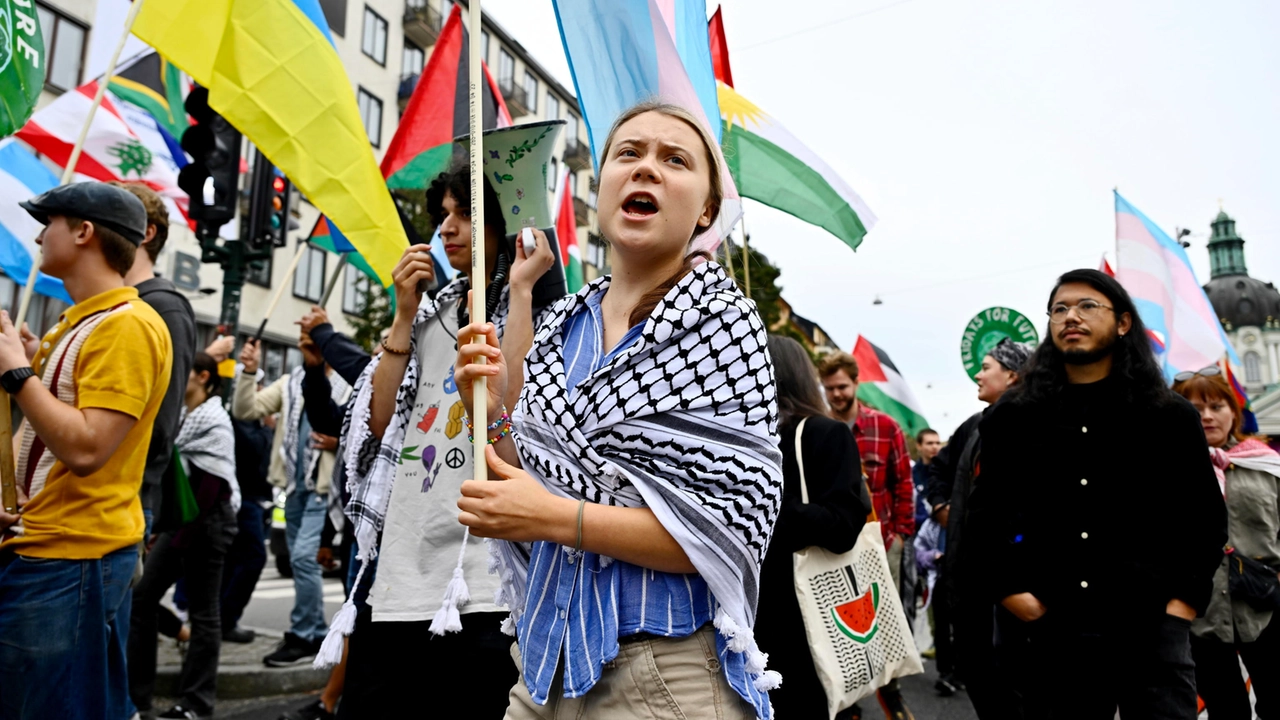 Greta Thunberg durante una manifestazione a Stoccolma, in Svezia Greta Thunberg durante una manifestazione a Stoccolma, in Svezia