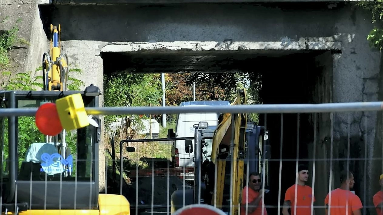 Lunedì mattina caotico a Pavia a causa della chiusura del sottopassaggio tra viale Brambilla e viale Repubblica. Il traffico bloccato ha creato disagi per chi doveva raggiungere lavoro e scuola, con la situazione che si è risolta solo nel pomeriggio. Lunedì mattina caotico a Pavia a causa della chiusura del sottopassaggio tra viale Brambilla e viale Repubblica. Il traffico bloccato ha creato disagi per chi doveva raggiungere lavoro e scuola, con la situazione che si è risolta solo nel pomeriggio.