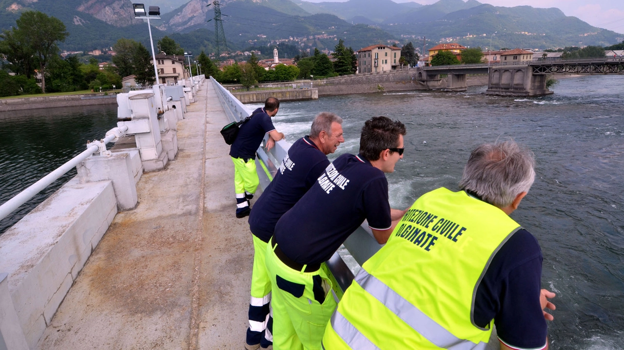 Di fronte alla diga di Olginate si formano correnti anche di 4 metri al secondo dovute alla presenza della chiuse che vengono aperte per regolare il lago Di fronte alla diga di Olginate si formano correnti anche di 4 metri al secondo dovute alla presenza della chiuse che vengono aperte per regolare il lago