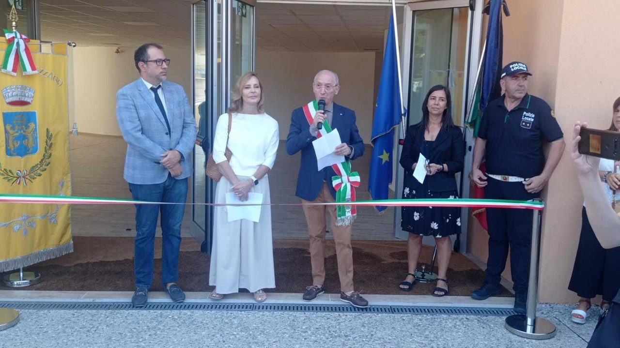 Il sindaco Lino Pulici: "I problemi non mancano. A causa delle infiltrazioni abbiamo dovuto spostare la mensa nelle aule e a breve dovremo risolvere altri guasti tecnici". Ma per 170 bambini inizia una bella avventura. Il sindaco Lino Pulici: "I problemi non mancano. A causa delle infiltrazioni abbiamo dovuto spostare la mensa nelle aule e a breve dovremo risolvere altri guasti tecnici". Ma per 170 bambini inizia una bella avventura.