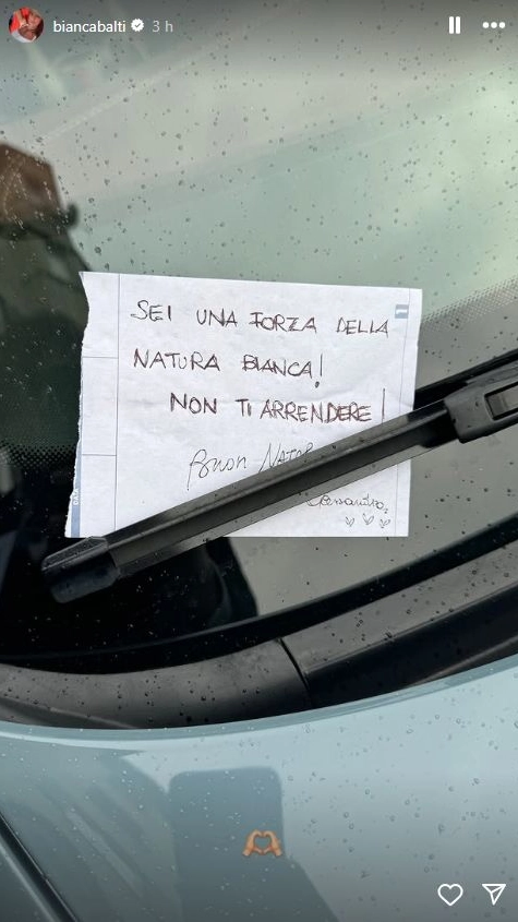 Il bigliettino dedicato a Bianca Balti, che la top model ha trovato sull'auto (Foto profilo Instagram)