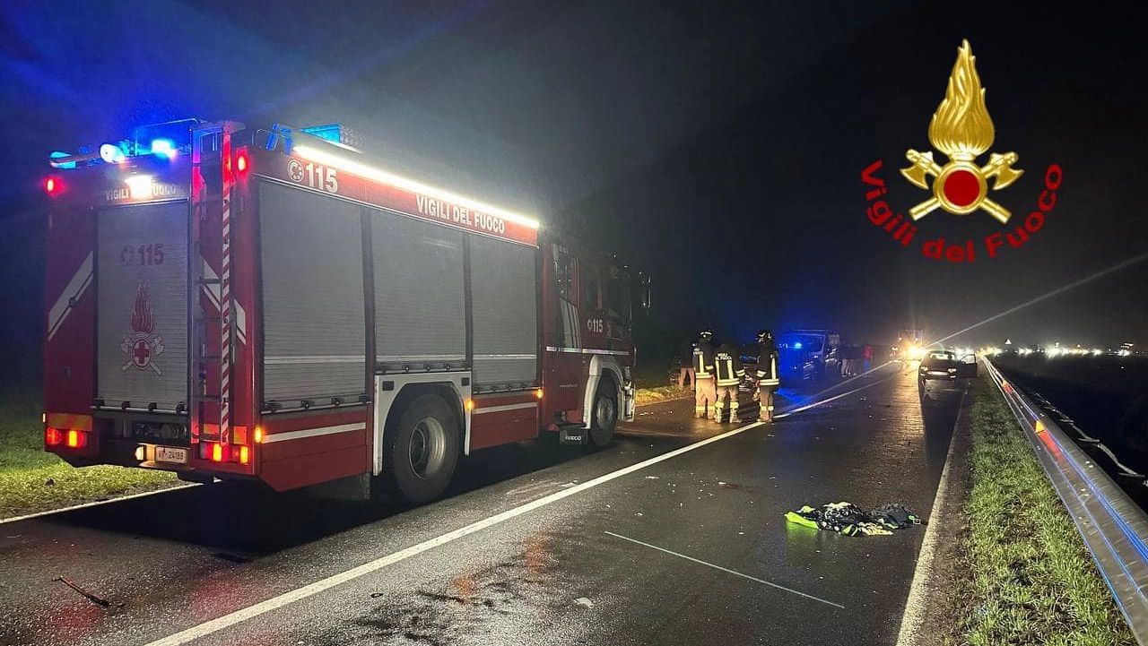 I vigili del fuoco intervenuti sul luogo dell’incidente La macchina che ha colpito la vittima si è ribaltata I vigili del fuoco intervenuti sul luogo dell’incidente La macchina che ha colpito la vittima si è ribaltata