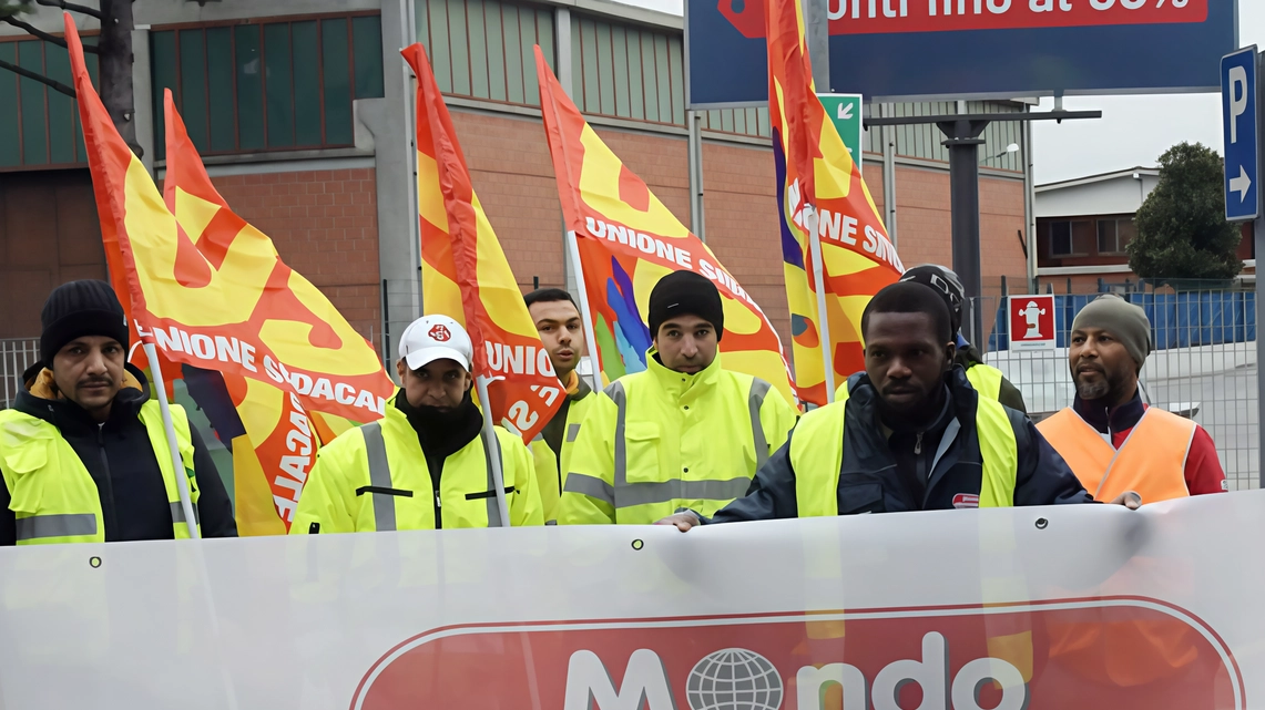 Protesta dei lavoratori di Mondo Convenienza a San Giuliano Mil. per condizioni di sfruttamento. Presidio con slogan e striscioni per denunciare orari e stipendi non conformi. Iniziativa nazionale "A Natale regala dignità e non schiavismo". Protesta dei lavoratori di Mondo Convenienza a San Giuliano Mil. per condizioni di sfruttamento. Presidio con slogan e striscioni per denunciare orari e stipendi non conformi. Iniziativa nazionale "A Natale regala dignità e non schiavismo".