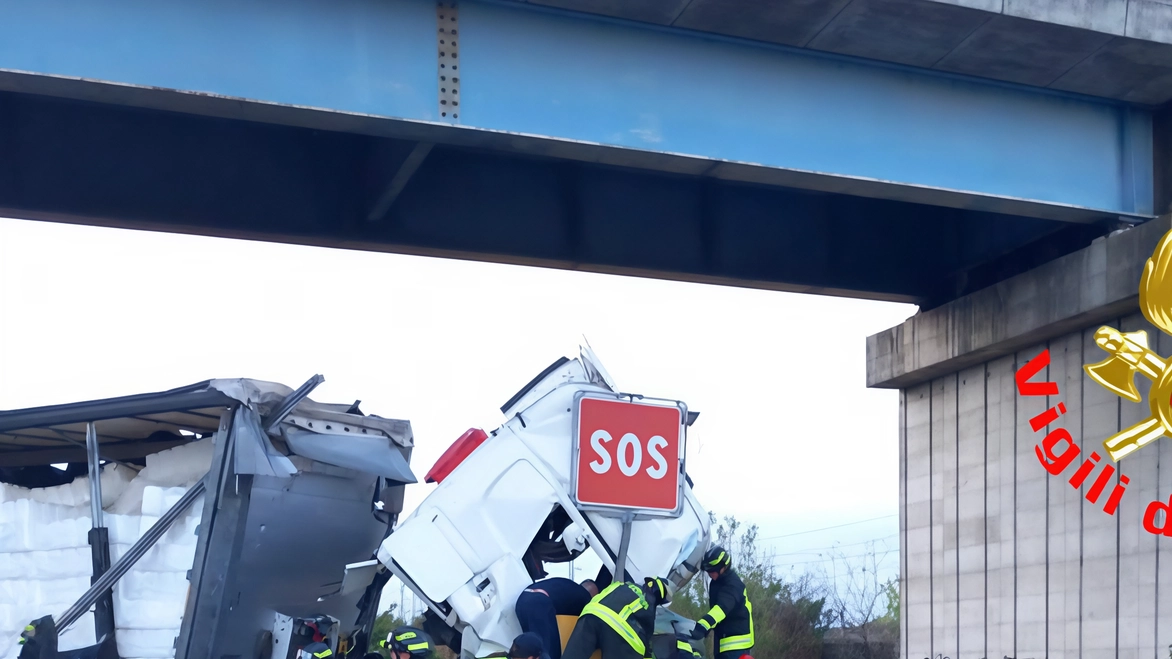 Schianto tra tir in A1 con un ferito, un mezzo salta la carreggiata e il traffico resta bloccato per ore.... Schianto tra tir in A1 con un ferito, un mezzo salta la carreggiata e il traffico resta bloccato per ore....