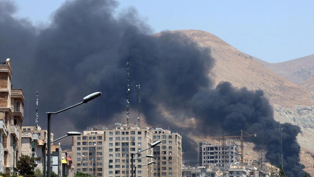 Tre soccorritori della Mezzaluna Rossa iraniana uccisi a Teheran in un attacco israeliano, violato il diritto umanitario. Tre soccorritori della Mezzaluna Rossa iraniana uccisi a Teheran in un attacco israeliano, violato il diritto umanitario.