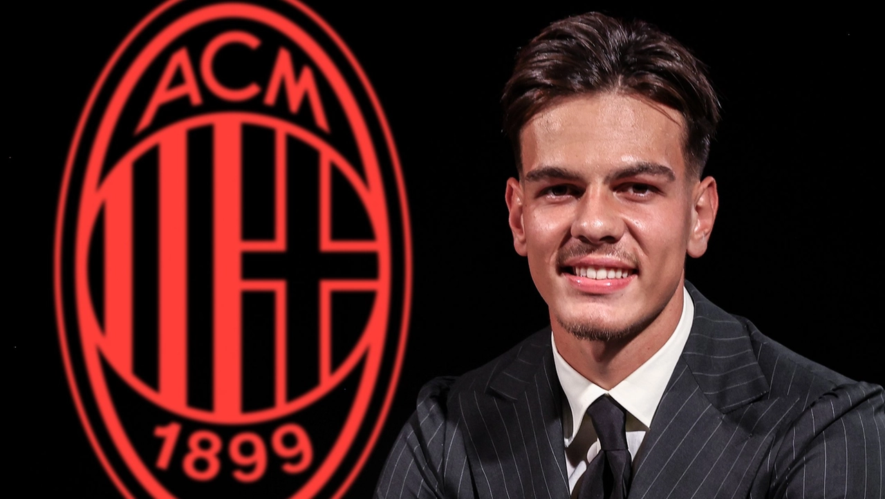 Ardon Jashari firma il contratto che lo legherà al Milan per cinque anni