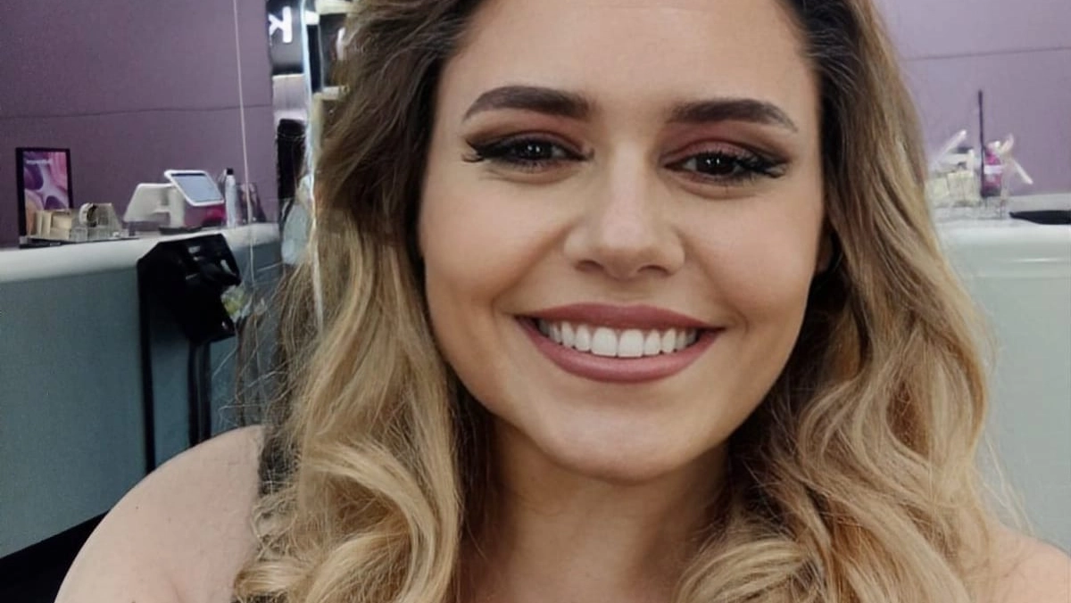 Sopra, Erika Ferini Strambi, trovata senza vita a Pantigliate A lato, le operazioni nei campi alla ricerca di telefonino e borsetta