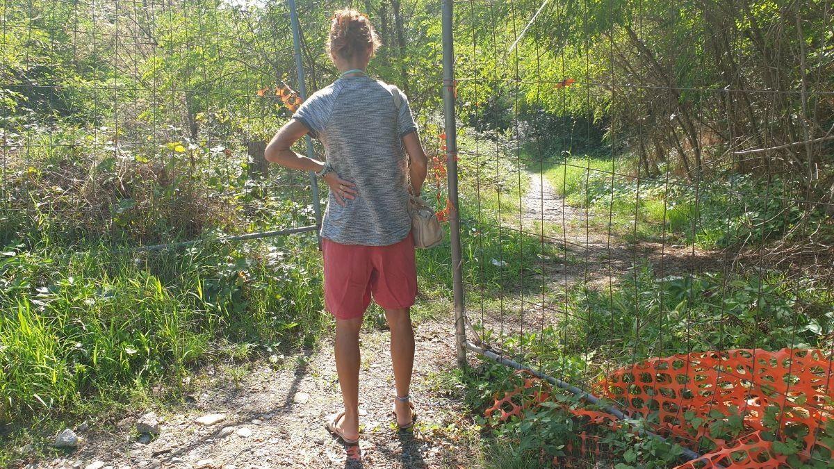 Il passaggio in. località Gambarina a Boffalora sopra Ticino e il fiume oggetto negli ultimi giorni di un massiccio abbandono di rifiuti Il passaggio in. località Gambarina a Boffalora sopra Ticino e il fiume oggetto negli ultimi giorni di un massiccio abbandono di rifiuti