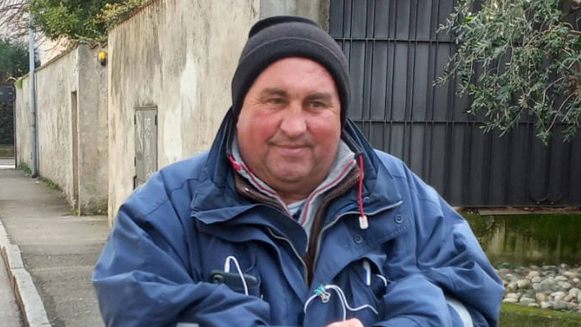 Dorin è il mendicante senza una gamba, conosciutissimo a Monza Dorin è il mendicante senza una gamba, conosciutissimo a Monza