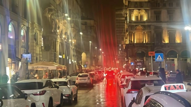 Venerdì sera alcuni tassisti si sono ritrovati in piazza Duomo, come a febbraio Venerdì sera alcuni tassisti si sono ritrovati in piazza Duomo, come a febbraio