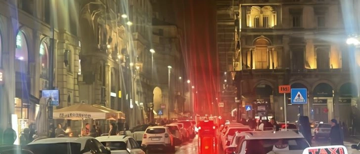 Milano, lite tra ncc e tassista: spunta il coltello. Denunciato un driver