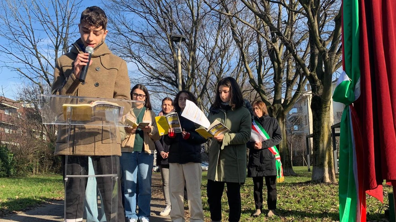 Il nuovo parco alle spalle: verde, vialetti e panchine coperte da pergole. In mano fogli di carta con i... Il nuovo parco alle spalle: verde, vialetti e panchine coperte da pergole. In mano fogli di carta con i...