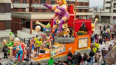 Tutto esaurito domenica in centro a Cantù dove si sono dati appuntamento in ottomila per assistere alla terza sfilata del... Tutto esaurito domenica in centro a Cantù dove si sono dati appuntamento in ottomila per assistere alla terza sfilata del...