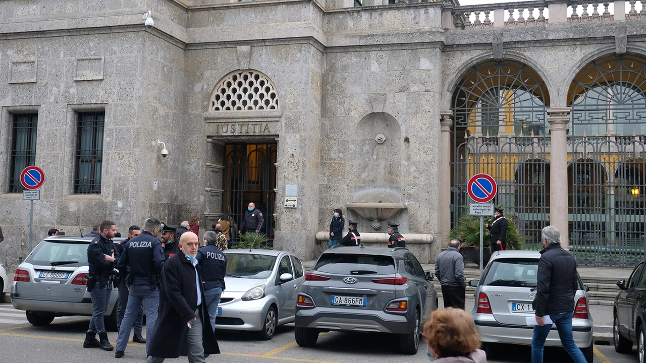 L'esterno del tribunale di Monza, dove si sta svolgendo il processo per la presunta corruzione in Comune a Usmate Velate