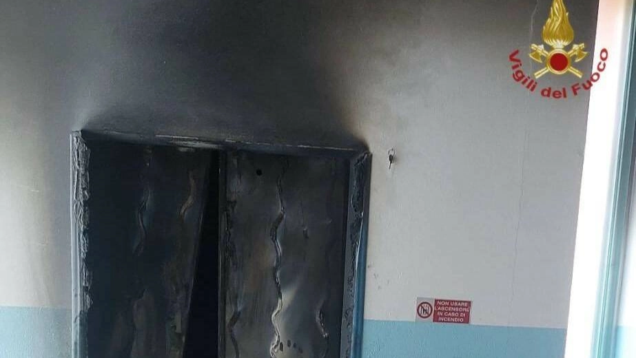 Incendio vano ascensore nella scuola di via Donizetti a Torre Boldone (foto vigili del fuoco)