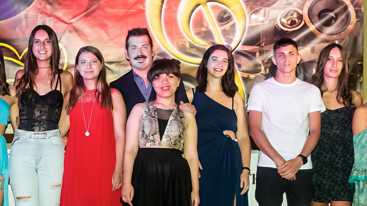 Il Cantabrianza, concorso canoro per voci emergenti, giunge alla 38esima edizione. Dodici finalisti si contenderanno il titolo domani a Lentate sul Seveso. Ideato da Dino Angelini, il concorso valorizza giovani talenti della musica italiana. Il Cantabrianza, concorso canoro per voci emergenti, giunge alla 38esima edizione. Dodici finalisti si contenderanno il titolo domani a Lentate sul Seveso. Ideato da Dino Angelini, il concorso valorizza giovani talenti della musica italiana.