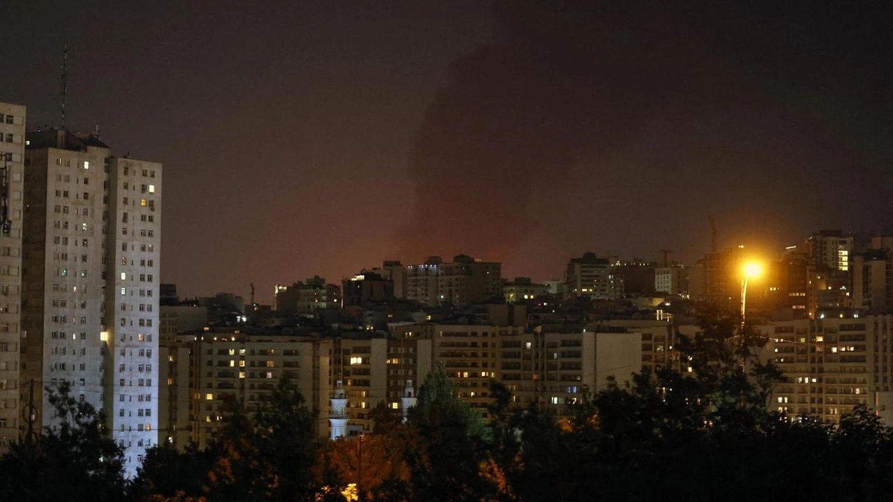 Un drone israeliano ha preso di mira il Ministero della Difesa a Teheran, danneggiando edifici e depositi di carburante.