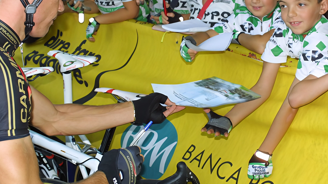 Alla partenza della Coppa Agostoni i baby ciclisti vanno a caccia dell’autografo degli atleti professionisti Alla partenza della Coppa Agostoni i baby ciclisti vanno a caccia dell’autografo degli atleti professionisti