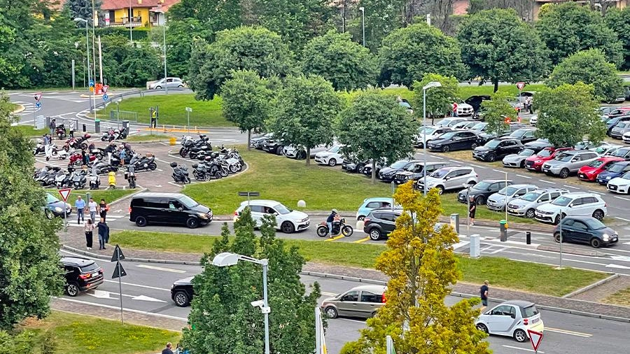 Il parcheggio di interscambio messo a disposizione da Promoberg nei giorni in cui non sono in programma degli eventi nel polo fieristico Il parcheggio di interscambio messo a disposizione da Promoberg nei giorni in cui non sono in programma degli eventi nel polo fieristico